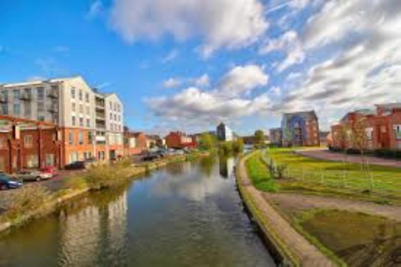 Ecohome On The Canal In A Historic Site Near City Coventry Exterior photo