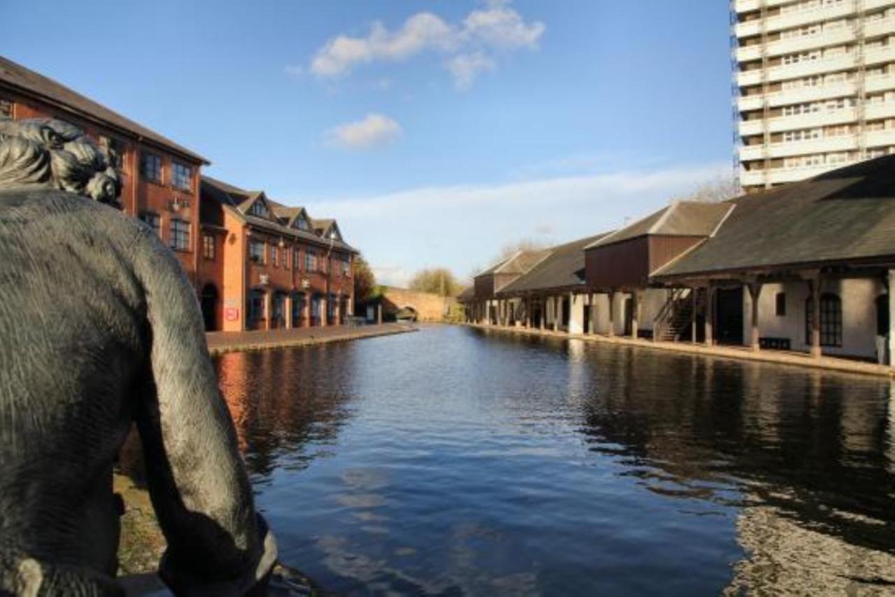 Ecohome On The Canal In A Historic Site Near City Coventry Exterior photo