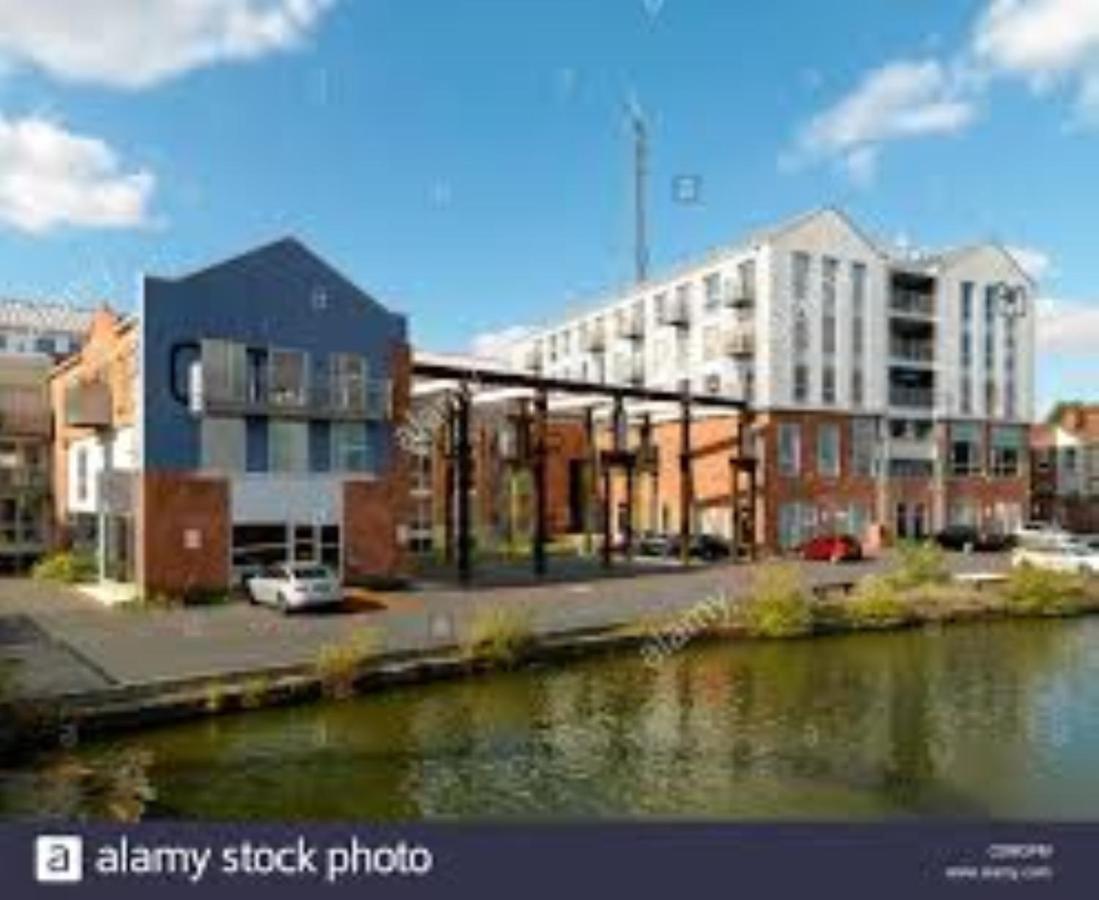 Ecohome On The Canal In A Historic Site Near City Coventry Exterior photo